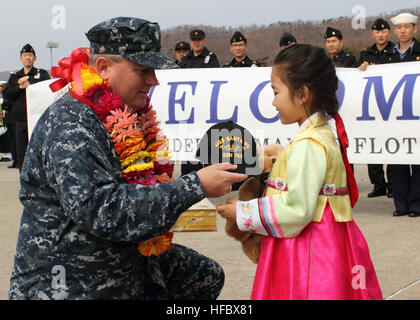 110315-N-4689S-001 CHINHAE, Corea del Sud (15 marzo 2011) della Cmdr. David Adams, comandante della Los Angeles-classe attacco rapido sommergibile USS Santa Fe (SSN 763), presenta una ragazza coreana con una Santa Fe comando tappo a sfera dopo essere arrivati in Chinhae per una visita di porta. Santa Fe è condurre operazioni nell'Oceano Pacifico occidentale. (U.S. Navy foto di tenente j.g. Brendon Smith/rilasciato) - UFFICIALE DEGLI STATI UNITI Le immagini della marina - USS Santa Fe Sailor presenta una ragazza Coreano con un tappo a sfera dopo essere arrivati per la porta visita. Foto Stock