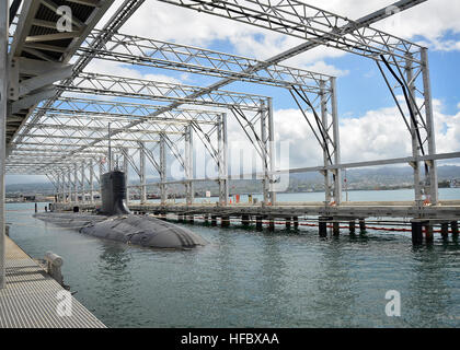 120427-N-RI884-087 WAIPIO PENISOLA, Hawaii (27 aprile 2012) La Virginia-classe attacco rapido sommergibile USS Texas (SSN 775) è ormeggiata nello stato dell'arte magnetico sottomarino la tacitazione di impianto in punto di fatto cenno alla base comune perla Harbor-Hickam durante una cerimonia del taglio del nastro. (U.S. Foto di Marina di Massa lo specialista di comunicazione 2a classe Daniel Barker/rilasciato) - UFFICIALE DEGLI STATI UNITI Le immagini della marina - USS Texas è ormeggiata nello stato dell'arte magnetico sottomarino la tacitazione di impianto in punto di fatto cenno alla base comune perla Harbor-Hickam durante una cerimonia del taglio del nastro. Foto Stock