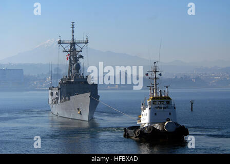 110603-N-ZI300-062 PUERTO MONTT, Cile (3 giugno 2011) La visita-missile fregata USS Thach (FFG 43) prende il via da Puerto Montt, Cile dopo una porta programmata visita. Thach condotta multinazionale di eventi tra cui una reception, eventi sportivi e visite guidate a bordo di USA e marina cilena navi. Thach è distribuito in Sud America a sostegno dei Mari del Sud 2011. (U.S. Foto di Marina di Massa lo specialista di comunicazione 1a classe Steve Smith/rilasciato) - UFFICIALE DEGLI STATI UNITI Le immagini della marina - USS Thach (FFG 43) prende il via da Puerto Montt, Cile Foto Stock