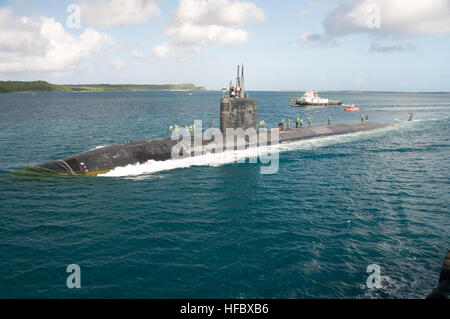 120531-N-CB621- 025 Apra Harbor, Guam (31 maggio 2012) Il Los Angeles-classe attacco rapido sommergibile USS Tucson (SSN 770) tira a Apra Harbor per una breve visita di porta durante la sei mesi di distribuzione per gli Stati Uniti 7 Flotta Area di responsabilità. Tucson è la seconda nave della marina a portare il nome di questa città in Arizona. (U.S. Foto di Marina di Massa lo specialista di comunicazione di prima classe Swink Jason/rilasciato) - UFFICIALE DEGLI STATI UNITI Le immagini della marina - USS Tucson tira a Apra Harbor per una breve visita di porta durante la sei mesi di distribuzione. Foto Stock