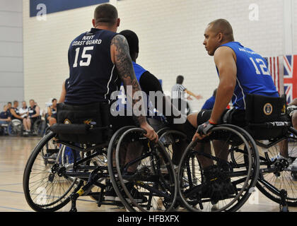 Team Navy/Coast Guard stati pensionati Aviation da elettricista, Mate Steven Davis di Turlock, California, blocchi contrapposti i membri del team in una sedia a rotelle gioco di basket contro il Team Air Force durante il 2013 Giochi guerriero maggio 14. Il guerriero include giochi concorsi nel tiro con l'arco, ciclismo, seduto pallavolo, tiro, nuoto, via Campo e basket in carrozzella. L'obiettivo del guerriero Giochi non è necessariamente per identificare i più esperti atleti, ma piuttosto di dimostrare l'incredibile potenziale di combattenti feriti attraverso gli sport competitivi. Più di 200 feriti, malato o ferito me di servizio Foto Stock