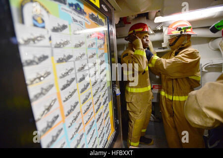 150309-N-UG232-101 ACQUE AD EST DELLA PENISOLA COREANA (10 marzo 2015) Danni Controlman Fireman Robert Ryan aiuta a scafo tecnico di manutenzione Fireman reclutare Maliek McKenna don il suo casco per il controllo dei danni della formazione a bordo della USS Lassen (DDG 82) durante l'esercizio puledro Eagle 2015. Puledro Eagle è una serie annuale di eventi di formazione che sono la difesa-oriented e progettato per aumentare la prontezza e mantenere la stabilità nella penisola coreana e rafforzando la Rok-alleanza degli Stati Uniti e di promuovere la pace e la stabilità regionale del Indo-Asian-regione del Pacifico. (U.S. Navy Foto di comunicazione di massa Foto Stock