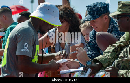 Dallas Cowboys wide receiver Dez Bryant firma autografi per i membri del servizio e le loro famiglie a Earhart campo sulla base comune Harbor-Hickam perla. Giocatori della National Football League (NFL) sono alle Hawaii per il 2014 Pro Browl all'Aloha Stadium. (U.S. Foto di Marina di Massa lo specialista di comunicazione 2a classe Dustin W. Sisco/RILASCIATO) 2014 Pro Bowl 140123-N-XD424-039 Foto Stock