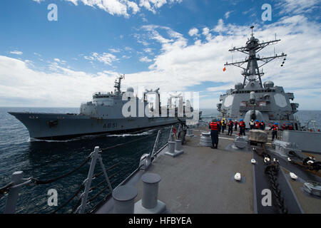 140607-N-YO152-118 OCEANO ATLANTICO (7 giugno 2014) Il Arleigh Burke-class destroyer USS Oscar Austin (DDG 79) conduce a una ricostituzione in mare con una classe Durance il comando FS Somme (A631). Oscar Austin, homeported a Norfolk, Virginia, è su una distribuzione programmata sostenere le operazioni di sicurezza marittima e di teatro la cooperazione in materia di sicurezza gli sforzi negli Stati Uniti (U.S. Foto di Marina di Massa lo specialista di comunicazione di terza classe DJ Revell/RILASCIATO) francese Somme oliatore (A631) refuels USS Oscar Austin (DDG-79) nel giugno 2014 Foto Stock