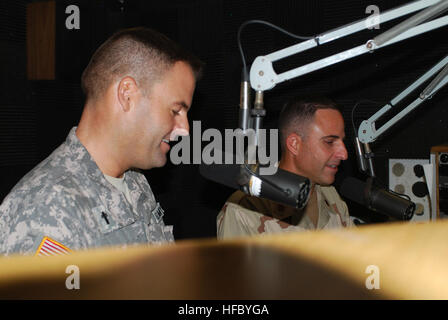 GUANTANAMO Bay a Cuba - Messico nuovo esercito nazionale Guard cappellano Capt. Scott Brill e Navy Lt. La Cmdr. Giuseppe Cubba leggere i loro script per il 'amici di Dio' radio show, 26 giugno 2008. Brill e Cubba sono state facendo il 'amici di Dio" programma radio per due mesi con positivi feed-back da parte della comunità. JTF Guantanamo conduce al sicuro e di assistenza umana e la custodia dei detenuti combattenti ostili. La JTF conduce operazioni di interrogazione per raccogliere intelligence strategica a sostegno della guerra globale al terrorismo e sostiene l'applicazione della legge e i crimini di guerra di indagini. JTF Guantanamo è impegnata t Foto Stock