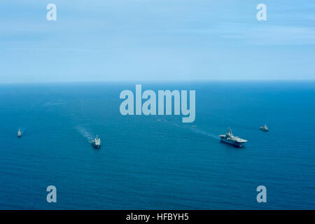 Da sinistra, la marina cilena frigate CNS Almirante Latorre (FFG 14), il dock anfibio sbarco nave CNS Sargento Aldea LSDH (91), l'assalto anfibio nave USS America (LHA 6) e la marina cilena frigate CNS Capitan Prat (FFG 11) sono in corso durante un esercizio bilaterale tra gli Stati Uniti e le marine cileno il Agosto 27, 2014, nell'Oceano Pacifico. L'America ha intrapreso una missione a condurre attività di formazione impegni con i paesi partner in tutto il Nord America prima di reporting per la sua nuova casa porto di San Diego. La nave è stata impostata in modo da essere ceremoniously commissionato ott. 11, 2014. (U.S. Foto di Marina di Massa Foto Stock