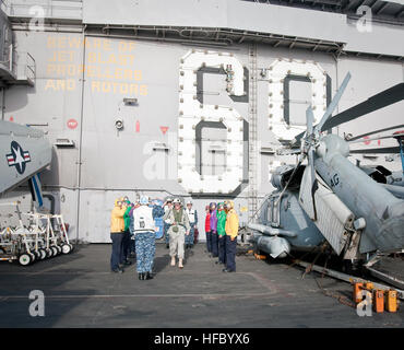 Golfo Persico (17 giugno 2010) - gen. Stanley McChrystal, comandante della NATO la Forza internazionale di assistenza alla sicurezza e degli Stati Uniti Forces Afghanistan, passa lato i ragazzi sul quarterdeck come egli conclude in un campo di battaglia pratica visita alla Nimitz-class portaerei Museo della Portaerei U.S.S. Dwight D. Eisenhower CVN (69). La Eisenhower Carrier Strike gruppo viene distribuito a sostegno dell'Operazione Enduring Freedom. (Foto di U.S. Navy Petty Officer 1. Classe Mark O'DDonald/RILASCIATO). Gen. McChrystal si diparte portaerei 292042 Foto Stock