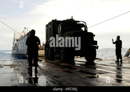 120302-N-WV964-029 spiaggia bianca, Okinawa (Mar 02, 2012)- Boatswain compagno del marinaio di Donatella Morero dirige un veicolo sulla Landing Craft Utility (LCU) 1627 nel ben coperta della distribuita amphibious dock landing ship USS Germantown (LSD 42). Elementi da 31 Marine Expeditionary Unit offload ha iniziato dalla nave dopo la partecipazione in oro Cobra 2012, un annuale Thai-STATI UNITI co-sponsorizzato giunto e multinazionale di esercizio destinato a far avanzare la sicurezza di tutta la regione Asia Pacifico e migliorare l'interoperabilità con le nazioni partecipanti. (U.S. Navy foto di comunicazione di massa Speciali Foto Stock