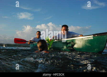 Troopers attaccato Joint Task Force Guantanamo partecipare ad una gara di canoa durante il Gitmo Ironman concorso qui, 26 luglio 2008. L'Ironman concorso organizzato dalla morale, il benessere e la ricreazione consisteva di 3 miglio canoa, 5 miglia di mountain bike trail e 5 miglia di corsa. Joint Task Force Guantanamo conduce al sicuro e di assistenza umana e la custodia dei detenuti combattenti ostili. La JTF conduce operazioni di interrogazione per raccogliere intelligence strategica a sostegno della guerra globale al terrorismo e sostiene l'applicazione della legge e i crimini di guerra di indagini. JTF Guantanamo si è impegnato per la sicurezza e se Foto Stock