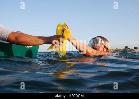 Troopers attaccato Joint Task Force Guantanamo partecipare ad una gara di canoa durante il Gitmo Ironman concorso qui, 26 luglio 2008. L'Ironman concorso organizzato dalla morale, il benessere e la ricreazione consisteva di 3 miglio canoa, 5 miglia di mountain bike trail e 5 miglia di corsa. Joint Task Force Guantanamo conduce al sicuro e di assistenza umana e la custodia dei detenuti combattenti ostili. La JTF conduce operazioni di interrogazione per raccogliere intelligence strategica a sostegno della guerra globale al terrorismo e sostiene l'applicazione della legge e i crimini di guerra di indagini. JTF Guantanamo si è impegnato per la sicurezza e se Foto Stock