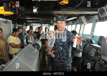 La comunicazione di massa specialista in seconda classe Michael A. Pineda offre un tour a bordo di Stati Uniti 7 ammiraglia della flotta USS Blue Ridge (LCC19), a Jakarta, Indonesia. Visite porta come questo rappresentano un' opportunità per la USS Blue Ridge il suo equipaggio a servire come ambasciatori di buona volontà degli Stati Uniti di promuovere la pace e la stabilità nella regione e per dimostrare il loro impegno a partenariati regionali e promuovere le relazioni. (U.S. Foto di Marina di Massa lo specialista di comunicazione di terza classe Fidel C. Hart) dando un tour 120512-N-CP762-040 Foto Stock