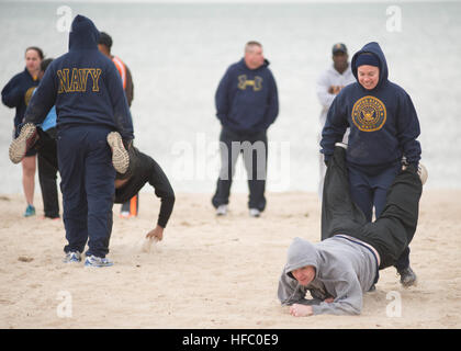 150330-N-AO823-024 Norfolk, Virginia (30 marzo 2015) le squadre di Chief Sottufficiali di partecipare in una ruota-barrow relè presso il quarto annuale armadietto di capra sfida a livello della giunzione base Expeditionary poco Creek-Fort Storia (JEBLCFS). L'evento coincide con la 122CPO celebrazione di compleanno in Hampton Roads Area e dura dal 26 marzo al 1 aprile. (U.S. Foto di Marina di Massa lo specialista di comunicazione di terza classe Michael J. Lieberknecht/RILASCIATO) di capra sfida Locker 150330-N-AO823-024 Foto Stock