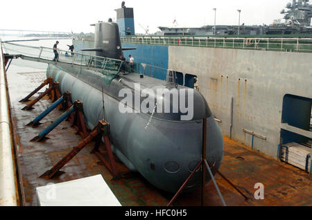Una prua dritta vista della marina militare svedese tipo (A 19) alimentata a gasolio sottomarino di attacco di Sua Maestà, nave (HMS) GOTLAND, riposo a bordo di una nave da trasporto come si arriva a San Diego, California (CA). Il Gotland inizierà un anno di formazione bilaterali sforzo con la US Navy (USN) anti-guerra sottomarina forze. Gotland DN-SD-06-07476 Foto Stock