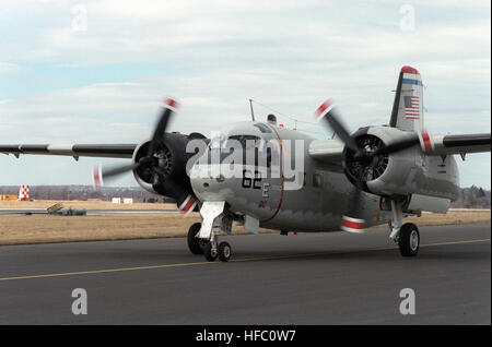 Una C-1un vettore trader on-board consegna (COD) aereo decolla da Naval Air Station, Willow Grove, Pennsylvania. Il Trader sarà presto ritirata dal servizio a causa del pericolo di incendio creati memorizzando il suo alto numero di ottani carburante a bordo di una nave. Grumman C-1 prendendo il largo a Willow Grove Foto Stock