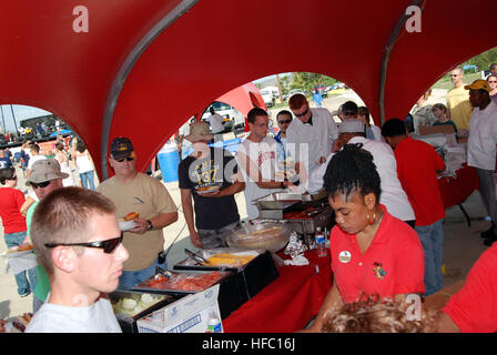 GUANTANAMO Bay a Cuba - Joint Task Force Guantanamo servicemembers distribuito negli Stati Uniti. Stazione navale di Guantánamo Bay godetevi il Memorial Day il cibo e le feste a Sbarco dei Traghetti, 25 maggio 2009. La giornata è stata caratterizzata da prestazioni dalle bande rock pool di annegamento e Pozza di fango. JTF Guantanamo conduce al sicuro, umano, legale e trasparente di cura e custodia dei detenuti, compresi quelli condannati dalla commissione militare e quelli ordinati rilasciato. La JTF conduce la raccolta di intelligence, analisi e diffusione per la tutela dei detenuti e il personale che lavora in JTF Guantanamo facilities e in s Foto Stock