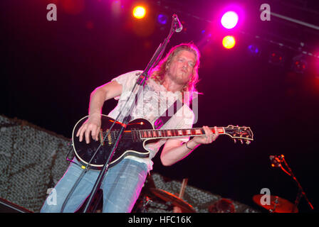 GUANTANAMO Bay a Cuba - Wes Scantlin, una pozza di fango frontman, intrattiene U.S. Stazione navale di Guantánamo Bay servicemembers e le loro famiglie durante un giorno memoriale concerto all'Attracco, 25 maggio 2009. Molte Joint Task Force Guantanamo servicemembers erano in grado di partecipare il giorno lungo le feste. JTF Guantanamo conduce al sicuro, umano, legale e trasparente di cura e custodia dei detenuti, compresi quelli condannati dalla commissione militare e quelli ordinati rilasciato. La JTF conduce la raccolta di intelligence, analisi e diffusione per la tutela dei detenuti e il personale che lavora in JT Foto Stock