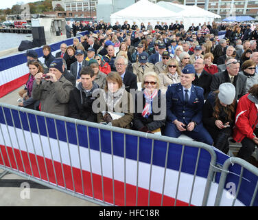 161029-N-HI707-009 Groton, Connecticut. (Ott. 29, 2016) Gli ospiti assistere alla cerimonia di messa in esercizio di USS Illinois (SSN 786) su Naval base sottomarina di New London, Ott. 29. USS Illinois è la U.S. NavyÕs xiii Virginia-Class sottomarino di attacco e la quarta nave prende il nome per lo stato di Illinois. (U.S. Navy foto di Chief Petty Officer Darryl I. legno/RILASCIATO) Gli ospiti assistere alla cerimonia di messa in esercizio di USS Illinois (SSN 786) (30559598071) Foto Stock