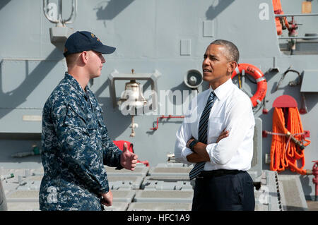 160710-N-VJ282-151 Naval Station Rota, Spagna (10 luglio 2016) da bombardieri Mate 2a classe Garrett Nelson parla con il Presidente Barack Obama durante la sua visita a USS Ross (DDG 71). Durante la visita del presidente alla stazione navale di Rota, si è incontrato con la leadership di base, ha girato la USS Ross e parlò al servizio dei membri e delle loro famiglie durante un tutte le mani chiamata. La stazione navale di Rota consente e supporta le operazioni degli Stati Uniti e delle forze alleate e fornisce servizi di qualità a sostegno della flotta, fighter, e la famiglia per il comandante della Marina Militare, gli impianti di comando nella regione della marina in Europa, Africa e Asia sud-ovest. (U.S. Navy ph Foto Stock