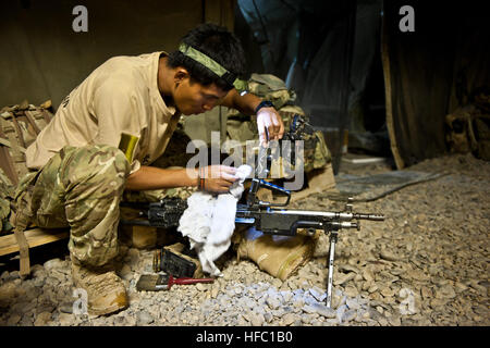 Un soldato Nepalese dal Royal Gurkha fucili reggimento dell'esercito britannico, Brigata di Gurkhas pulisce una macchina multifunzione pistola prima dell'inizio di Dashain, a Lashkar Gah distretto, provincia di Helmand, Sett. 23. Il Royal Gurkha Rifles sono la sola unità Gurkha nell'esercito britannico. Dashain, un 15-giorno nazionale nepalese e religioso-festival, ed è il paese della più lunga e la più promettente festival. Dashain commemora le vittorie della dea Durga oltre il demone Mahisasur, dea Durga è adorato in tutto il Nepal come la divina madre dea. Gurkhas celebrare i religiosi-festival Dash Foto Stock