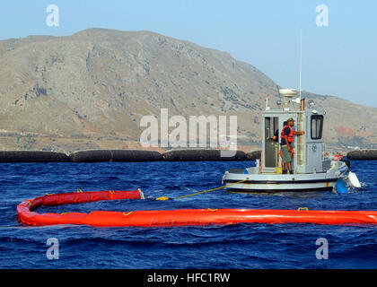 080723-N-0780F-002 SOUDA BAY, Creta, Grecia (23 luglio 2008) un oil spill response team a U.S. Supporto navale attività Souda Bay distribuisce un "porto Buster' dell'olio ad alta velocità sistema di contenimento durante un trapano per le procedure di prova per contenere e recuperare olio durante una fuoriuscita. (U.S. Foto di Marina dal Sig. Paolo Farley/RILASCIATO) Harbour Buster dell'olio ad alta velocità sistema di contenimento Foto Stock