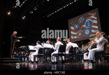 Gli Stati Uniti Flotta del Pacifico Band esegue a fianco di elementi di servizio dalla Marine Corps, esercito, Air Force, e la Guardia Nazionale durante un militare di apprezzamento in concerto al Teatro delle Hawaii Center. L'Hawaii Theatre Centre e il Consiglio di Honolulu della Lega Navale Militare celebrata apprezzamento al mese con la ventinovesima annuale militare combinato concerto presso lo storico teatro delle Hawaii. (U.S. Foto di Marina di Massa lo specialista di comunicazione di terza classe Johans Chavarro/RILASCIATO) 29 combinato annuale concerto militare 140517-N-UI636-056 Foto Stock