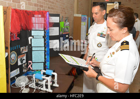 EDINBURG, Texas (ott. 9, 2015) Calhoun, Tennessee, nativo della Cmdr. Karen Muntean, delegato della marina militare del distretto di reclutamento (NRD) San Antonio, accanto a NRD Scienza, Tecnologia, Ingegneria e Matematica (gambo) coordinatore capo tecnico di elettronica Filippo Castellano, servito come giudice durante gli Stati Uniti Navy-sponsorizzato SeaPerch concorso al 2015 Ingegneria ispanica, la scienza e la Tecnologia settimana (HESTEC) sul campus della University of Texas-Rio Grande Valley (UTRGV). Trentacinque high school squadre hanno partecipato all'evento che consisteva di un sottomarino di corsa a ostacoli, anello pick-up un Foto Stock