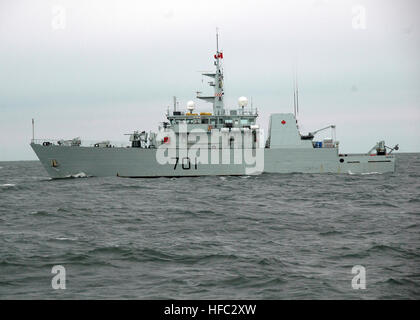 100609-N-9806M-075 OCEANO ATLANTICO (9 giugno 2010) La marina canadese Kingston-class costiera marittima nave difesa HMCS Glace Bay (MM 701) partecipa in esercizio Sentinella di frontiera 2010. Un totale di circa 2500 canadese e di personale militare degli Stati Uniti e di governo agenzie civili partecipano al training annuale di esercizio, che comporta la rilevazione coordinata, la valutazione e la risposta a una minaccia di data mining in Hampton Roads che potrebbe ostacolare sia il traffico commerciale e militare in Chesapeake Bay. L'esercizio anche prove la risposta delle autorità civili e militari di un recipiente che può b Foto Stock