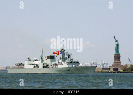 080521-N-2631K-065 NEW YORK (21 maggio 2008) Il canadese multi-ruolo patrol fregata HMCS San Giovanni (FFH 340) Vele fino al Fiume Hudson durante la sfilata delle navi per il giorno di apertura della Settimana della flotta 2008 in New York. Stati Uniti Foto di Marina di Massa lo specialista di comunicazione 1a classe Sherry Kusner (rilasciato) HMCS San Giovanni (FFH 340) Foto Stock