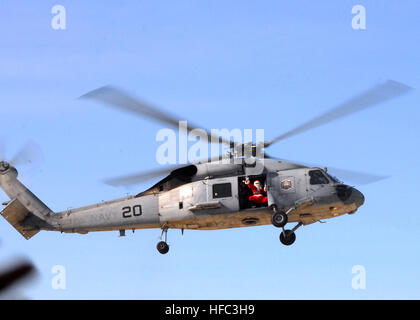 Babbo Natale vola in una SH-60F Sea Hawk elicottero assegnato al comandante, elicottero mare ala combattimento Pacifico per prendere parte all'ala di vacanza partito alla Naval Air Station North Island. Festa alla Naval Air Station North Island 349676 Foto Stock