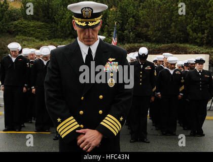 120921-N-BH078-046 Oak Harbor, nello Stato di Washington (Sett. 21, 2012) Capt. Christopher T. Phillips, Delegato della Naval Air Station Whidbey Island (NASWI) china il capo come comando cappellano offre l invocazione di chiusura durante una cerimonia in onore del settantesimo anniversario del Team di Whidbey, sul Sett. 21. Il team di Whidbey è il nome dato alla collaborazione di NASWI e stato di WashingtonÕs Whidbey Island. La festa ufficiale di presenze incluso locale DEGLI STATI UNITI Navy superiori nonché isola County superiori, Cap. Jay ÒTankÓ Johnston Comandante NASWI, Dr. Allyson Brooks Washington. Storico dello stato pr Foto Stock