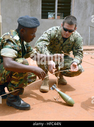 Un Burundi National Defence Force soldato e U.S. Navy Petty Officer di prima classe Balliet Mark, un'eliminazione degli ordigni esplosivi tecnico con Combined Joint Task Force-Horn dell Africa, per discutere di come rig finti ordigni inesplosi ad un sistema di pulegge durante una miniera umanitaria azione esercizio a Bujumbura, Burundi, Agosto 21, 2013. EOD tecnici utilizzano il sistema di puleggia per rimuovere in modo sicuro ordnance lontano da aree con le persone. La CJTF-HOA e burundesi i membri del servizio condiviso le best practice durante le tre settimane di esercizio per migliorare la conoscenza di ordigni inesplosi tecniche di smaltimento. L'esercizio su Foto Stock