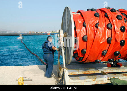 080723-N-0780F-004 SOUDA BAY, Creta, Grecia (23 luglio 2008) un civile dipendente assegnato a U.S. Supporto navale attività Souda Bay operazioni portuali distribuisce un idraulico-powered braccio aspo durante un trapano per le procedure di prova per contenere e recuperare olio durante una fuoriuscita. (U.S. Foto di Marina dal Sig. Paolo Farley/RILASCIATO) idraulica alimentata a bobina del braccio Foto Stock