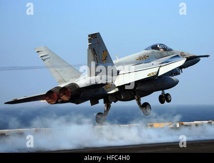 La Cmdr. Richard " iggs' Zins, comandante della 'Golden Warriors' di Strike Fighter Squadron 87, lancia dalla portaerei USS Theodore Roosevelt per un ricambio di aria di comando cerimonia con la Cmdr. Richard 'formaggio' McGrath Jr. Theodore Roosevelt e Carrier aria Wing 8 sono operanti negli Stati Uniti Quinta Flotta area di responsabilità. In-Air cambiamento di cerimonia di comando 155025 Foto Stock