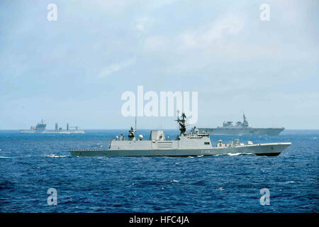 160617-N-EH218-107 Mare delle Filippine (17 giugno 2016) da sinistra a destra, la Marina indiana Deepak-classe oliatore della flotta INS Shakti (A57), la Marina indiana Shivalik-classe stealth multi-ruolo fregata INS Sahyadri (F49) e Giapponese marittima Forza di Autodifesa (JMSDF) Hyuga-class elicottero destroyer JS Hyuga (DDH-181) transito insieme a conclusione del Malabar 2016. Un trilaterale esercizio marittimo, Malabar è progettato per migliorare la cooperazione dinamica tra la Marina indiana, JMSDF e U.S. Le forze della marina in Indo-Asia-Pacifico. (U.S. Foto di Marina di Massa lo specialista di comunicazione 2a classe Ryan J. Batchelder/R Foto Stock