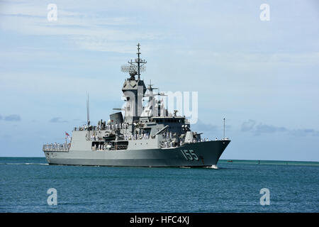 160628-N-QL961-018 PEARL HARBOR (28 giugno 2016) Royal Australian navy ship HMAS Ballarat (FFH 155) arriva in corrispondenza della giunzione base Harbor-Hickam perla per Rim del Pacifico 2016. Venti-sei nazioni, più di 40 navi e sottomarini, più di 200 aerei e 25.000 personale partecipano RIMPAC dal 30 giugno al 4 agosto, in e intorno alle Isole Hawaii e la California del Sud. Il più grande del mondo marittimo internazionale esercitazione RIMPAC offre una singolare opportunità di formazione che aiuta i partecipanti a promuovere e sostenere le relazioni cooperative che sono fondamentali per garantire la sicurezza di sé Foto Stock