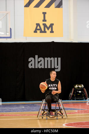 Un capo della Marina degli Stati Uniti pratica pallacanestro su sedia a rotelle prima degli Invictus Games 2014 a Londra, parte di un evento internazionale multi-sport per veterani feriti, tra cui atletica leggera, tiro con l'arco, canottaggio, nuoto, rugby, e in bicicletta. Foto Stock