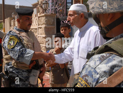 Il Sgt. Il Mag. del 2-7-2 nazionale iracheno battaglione di polizia parla con un locale di sheik durante la sua pattuglia le strade di Madiyah, Al Rashid, Baghdad, Iraq il 21 giugno 2008. (U.S. Navy foto di Sottufficiali di 2a classe di Greg Pierot/RILASCIATO) nazionale irachena pattuglia di polizia per le strade 96322 Foto Stock