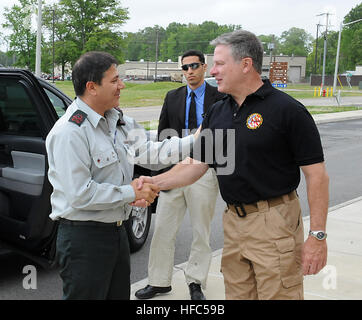 Michael Collins, capo del personale, Joint Task Force di supporto civile, saluta militari israeliani Il Mag. Gen. Yaakov Ayish, difesa attaché per Stati Uniti e Canada, durante un israeliano Defence Force Home comando anteriore visita qui, il 7 maggio 2013. Ayish e il suo staff hanno trascorso la giornata a studiare la vasta varietà di salvavita e sostenere le capacità di risposta che JTF-CS supervisiona se ordinato per rispondere a un catastrofico chimici, biologici, radiologici o nucleari incidente in patria. JTF-CS fornisce il comando e il controllo per il Dipartimento della difesa CBRN forze di risposta per assistere a livello locale, statale, federale e tri Foto Stock