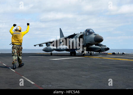 141009-N-JX484-071 mare mediterraneo (ott. 9, 2014) di aviazione di Boatswain Mate (movimentazione) terza classe Andrew Sterling, da Chicago, dirige un AV-8B marina militare italiana Harrier a terra a bordo dell'assalto anfibio nave USS Bataan (LHD 5). Il Bataan anfibio gruppo pronto è su una distribuzione programmata sostenere le operazioni di sicurezza marittima, fornendo crisi la capacità di risposta e il teatro di sicurezza gli sforzi di cooperazione negli Stati Uniti Sesta flotta area di responsabilità. (U.S. Foto di Marina di Massa lo specialista di comunicazione di terza classe Mark Andrew Hays/RILASCIATO) Italiano AV-8B a bordo della USS Bataan (LHD-5) in Ottobre 201 Foto Stock