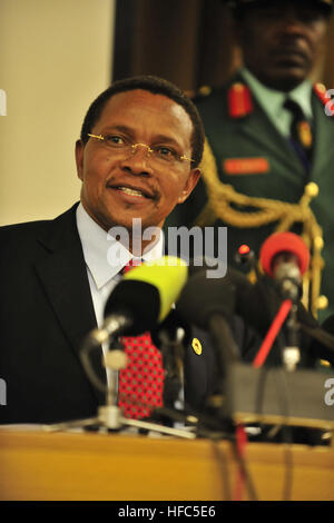 Jakaya Kikwete, il presidente della Tanzania, risponde alle domande durante una conferenza stampa in Etiopia ad Addis Abeba, 1 febbraio 2009. Egli sta frequentando il dodicesimo vertice dell Unione Africana dove ha ribaltato la presidenza dell'organizzazione a Muammar Gheddafi, libico del capo dello stato. (U.S. Foto di Marina di Massa lo specialista di comunicazione 2a classe Jesse B. Awalt/RILASCIATO) Jakaya Kikwete, dodicesimo vertice UA, 090201-N-0506A-027 Foto Stock