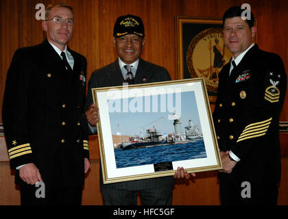 041123-N-5268S-001 Portsmouth, Va. (nov. 23, 2004) - Comandante, USS Portsmouth (SSN 707), la Cmdr. Kevin Brenton, a sinistra e a capo della barca, Master Chief Electronics tecnico Daniel Adley, destra presenta il sindaco di Portsmouth, Virginia, il dott. James W. Holley III con un funzionario tappo a sfera, coin e fotografia del sommergibile durante una seduta del consiglio comunale. La fotografia è stata scattata durante un recente transito nel Cantiere Navale di Portsmouth mentre il sommergibile è stato battenti la città di Portsmouth bandiera. Portsmouth è stata smantellata nel sett. 2004, dopo 21 anni di servizio. Stati Uniti Navy foto di J Foto Stock