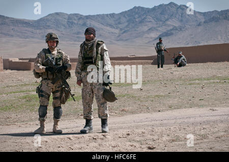 Polacco esercito di soldati e poliziotti afghani in giro distretto. Pattugliamento comune in provincia di Ghazni 274010 Foto Stock