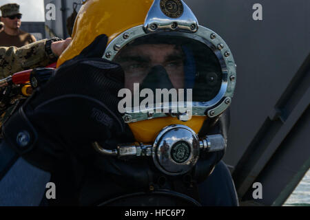 Utilitiesman 2a classe Erick Martin, assegnato alla costruzione subacquea Team uno (UCT), conduce pre-dive controlli di sicurezza durante la formazione del subacqueo a bordo USAV Matamoros (LCU-2026). Diver formazione è una di due settimane, una formazione comune evoluzione tra UCT uno e costruzione subacquea Team due (UCT DUE) progettata per rafforzare le procedure operative standard, qualificazione del personale, mantenere la competenza e valutare il protocollo di immersione nel corso scuba, superficie in dotazione e Camera di ricompressione operazioni. (U.S. Foto di Marina di Massa lo specialista di comunicazione 2a classe Nicholas S. Tenorio/RILASCIATO) Joint UCT diver traini Foto Stock