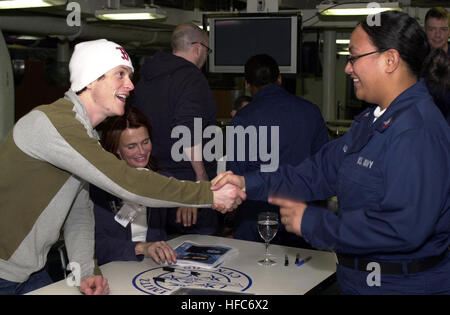 050321-N-0361G-037 Oceano Pacifico (Mar. 21, 2005) - Jonathan Tucker, destra e Serena Scott Thomas, quali star nel nuovo film "in ostaggio", firmare autografi e salutare i marinai su aft deck pasticcio dopo una premiere screening di "ostaggio" a bordo della nuclear powered portaerei USS Nimitz CVN (68). Nimitz e Carrier Strike gruppo undici (CSG-11) stanno attualmente conducendo una Task Force comune esercizio di formazione (JTFEX) al largo della costa della California del sud. Stati Uniti Navy foto dal fotografo di Mate Airman Ashley Cresent (rilasciato) Jonathan Tucker e Serena Scott Thomas Foto Stock