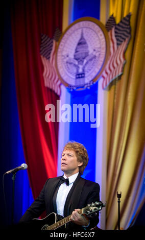 090120-N-0696M-802 Jon Bon Jovi suona presso il Commander-in-capi palla al National Building Museum di Washington, 20 gennaio, 2009. La sfera onorato servizio Americhe, i membri delle famiglie dei caduti e feriti guerrieri. (DoD foto di comunicazione di massa Specialist 1a classe Ciad J. McNeeley/RILASCIATO) Jon Bon Jovi a CinC della palla 1-20-09 ingaggia 090120-N-0696M-802 Foto Stock