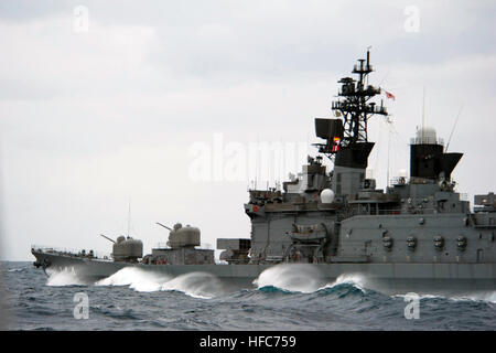 110110-N-7981ES-670 OCEANO PACIFICO (GEN. 10, 2011) Il Giappone marittimo Forza di Autodifesa destroyer JS Kurama (DDH 144) è attualmente in corso nell'Oceano Pacifico. (U.S. Foto di Marina di Massa lo specialista di comunicazione 2a classe James R. Evans/RILASCIATO) JS Kurama nell'Oceano Pacifico 01 Foto Stock