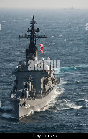 Mar Cinese orientale (21 giugno 2012) - JS Kurama (DDH-144) vapori in formazione con altre navi da parte degli Stati Uniti Marina e della Repubblica di Corea (ROK) Marina. La US Navy, Japan Maritime Self Defence Force e Repubblica di Corea navi della marina militare stanno partecipando a un esercizio trilaterale per migliorare interoperablility, la prontezza e la capacità di rispondere rapidamente alle varie situazioni nella regione compresa tra il rilievo di disastro per la sicurezza marittima attività. (U.S. Foto della marina da MC3 Paul Kelly) JS Kurama vele nel Mar Cinese orientale durante un esercizio trilaterale, -21 Jun. 2012 un Foto Stock