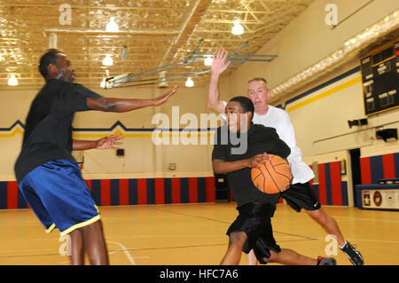 GUANTANAMO Bay a Cuba - Master-at-Arms marinaio Phillip Wade aziona verso il cestello durante una divertente gioco di basket in palestra Dennich, Gen 3. Wade è esercizio per restare in forma e a promuovere la sua salute e il suo benessere. Egli è attaccato alla stazione navale di Guantánamo (JTF Guantanamo foto di comunicazione di massa specialista di prima classe David P. Coleman) non classificato - cancellati per il rilascio. Per ulteriori informazioni contattare JTF Guantanamo PAO 011-5399-3589; 660-3589 DSN www.jtfgtmo.southcom.mil JTF Guantanamo Troopers giocare a basket 355350 Foto Stock