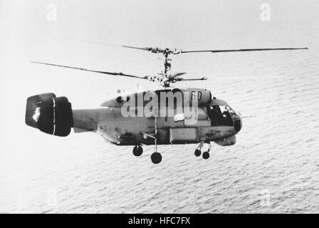 Un aria-aria - Vista laterale destra di una marina sovietica Ka-27 elica di un elicottero. Ka-27PL-SovietUnion-1988 Foto Stock
