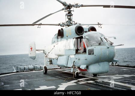 Un russo Ka-27PS elica-D elicottero dal russo missile frigate NEUSTRASHIMYY (FFG-712) diventa il primo Russo aeromobili a terra a bordo del Cacciatorpediniere USS HAYLER (DD-997) durante la fase 1 del Baltico esercizio dell'operazione '94. Il HAYLER serve come ammiraglia di BALTOPS 94. Ka-27PS-1994-Neustrashimyy-Hayler-1 Foto Stock